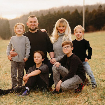 Chiropractor Warrenton MO Daniel Roach With Family